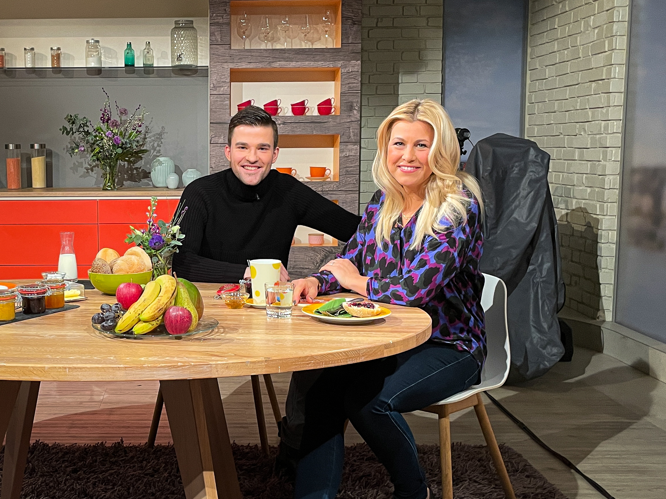 Schauspieler Patrick Mölleken und Moderatorin Nadine Krüger im Studio der ZDF-Sendung »Volle Kanne«.