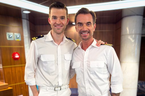 Patrick Mölleken und Florian Silbereisen während der Dreharbeiten zu »Das Traumschiff – Walvis Bay« an Bord der MS Amadea.